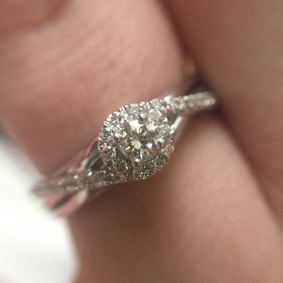 10k white gold engagement ring - Picture 2 of 2